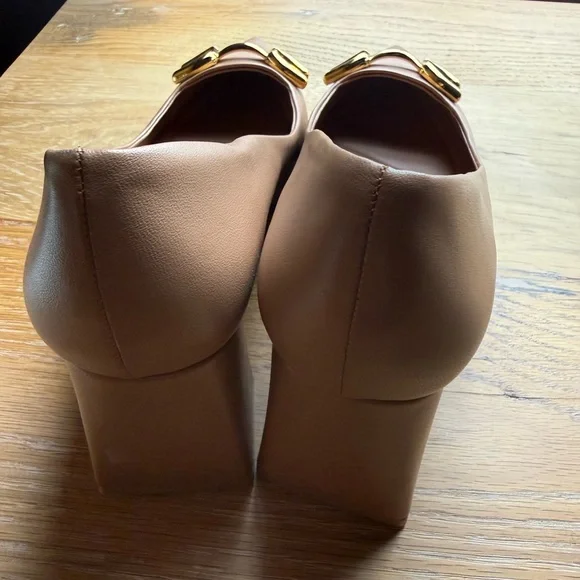 Like new Zara nude pointed-toe pumps with a gold-tone snaffle buckle detail. 9 - Picture 4 of 5